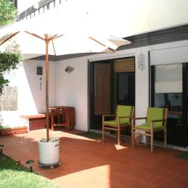 At the beach with a private garden, hótel í Carcavelos