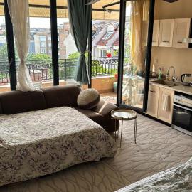 Kazanlak DOWNTOWN Central Apartment Private Guesthouse with Full Kitchen, Panoramic Views, Self Check-in & Free Parking, English, Bulgarian, All Lanaguages OK!, hotel in Kazanlŭk