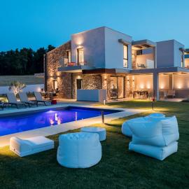Sani e belli, Villas with private pool, viešbutis mieste Sani Beach