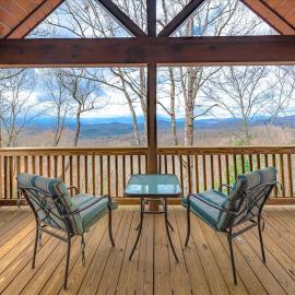 A Bears Lair - Mineral Bluff, GA - Take in Sweeping Mountain Views, Soak in the Hot Tub, Mix Drinks at the Wet Bar, and Cozy Up