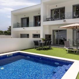 Modern Villa with pool and garage by Soulplaces