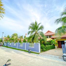 Garden & private pool house