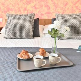 IzzHome Central, hotel in Pula