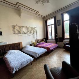 Spacy Room in Old Townhouse Relaxed Vibe with LATE Check-out!