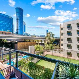 Perth city l CBD and Pool view l 1 King bed and 2 Single beds