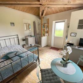Maisonnette indépendante au calme, grand jardin ombragé dans la plaine agricole