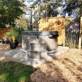 Rumah Senang Wellness met hottub en tuin, hotel en Ewijk