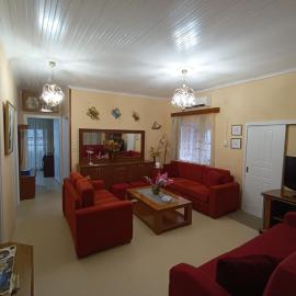 Rodomelo House with Terrace - 4 Bedrooms, viešbutis mieste Leonidionas