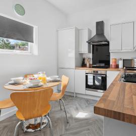 Henwood Home Stays I 3 Modern Flats I Sleeps 4 in each