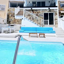 Exclusive villa with heated saltwater pool, roof terrace with beautiful views in Mogán، فندق في Arguineguín