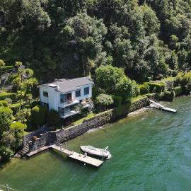 Villa Vignola on Lake Como โรงแรมในเลนโน