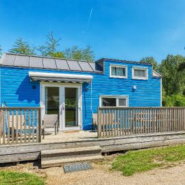 Blue Tiny House met Outdoor Wellness, hotel in Zeewolde
