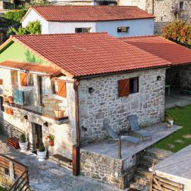Cozy Galician Stone Farmhouse with Fireplaces and Pool, hotel in Quireza