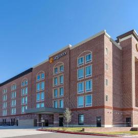 La Quinta Inn & Suites by Wyndham Dallas - Frisco Stadium, hotel v destinaci Frisco