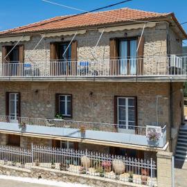 Chrysanthi apartments, hotel in Kardamyli