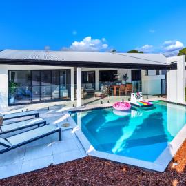Luxury Sunny Oasis with Pool, SUV Hire, Near Marina, hotel v destinácii Trinity Beach