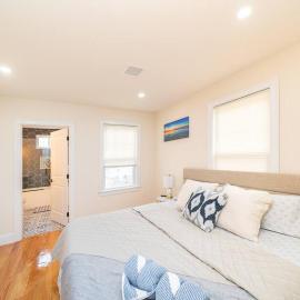 Bright & Spacious 4BR & 2BA Boston Apt - Bathtub, Free Parking near Red Line 802