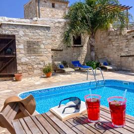 Athena's Pool Oasis, hotel u gradu Skarinou