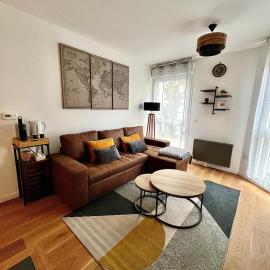 New & serene 1-bedroom apart near #LaDéfenseParis #Parking&Fibre, hotel a Suresnes