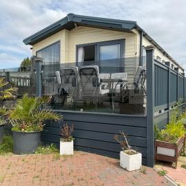 2 bedroom Mini Lodge Caravan at Coopers Beach Holiday Park, hotel in East Mersea