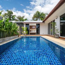 Bangtao Beach Villa with a Long pool 12 meters Free airport Pick up from 7 days, hotel di Bandar Phuket