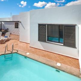 Bungalow María de Timanfaya - Sea and Mountains Views, Pool, WiFi, 15 minutes walk to Marina Rubicón, hotel in Playa Blanca