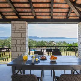 Holiday House Istria with Private pool and Sea View, Hotel in Ravni