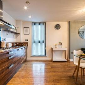 Stylish 2 Bed Apt 87 - City Centre, FREE Parking, Alexa, Espresso Machine & Netflix - Hosted by Stay Host Save