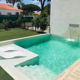 Chalet blanco con piscina privada