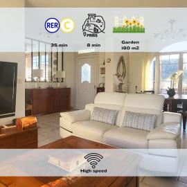 Konforta : Paisible maison d'été avec grand jardin, hotel in Sainte-Geneviève-des-Bois