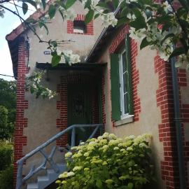 Maison " Bouton d'or" au bord de l'eau, à 10 mn de Tours , meublé classé une étoile، فندق في سانت-آفيرتين