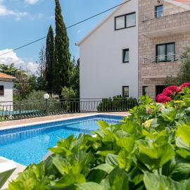 Maca Apartments & Suites with Heated pool near beach 50m