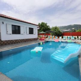 Villa Valentino Swimming Pool, hotel en Moravë