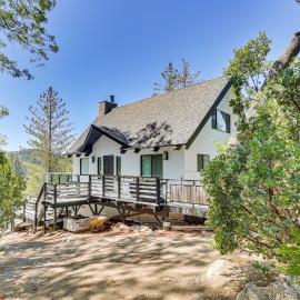 Lake Arrowhead Cabin w/ Hot Tub & Mountain Views!, готель у місті Лейк-Арроугед