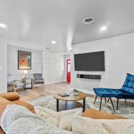 BlueBonnet Bungalow - Hot Tub & Fire Pit, hotel in Fredericksburg