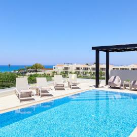 Beach Sand Villas - Beachfront Roof Pool Seaviews, hotel in Pírgos Psilonérou