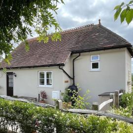 Lovely Kent cottage with rural Medway views, hotel a Tonbridge