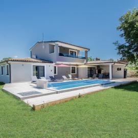 Villa Vala with a large yard near Pula - by Istrabook – hotel w mieście Marčana