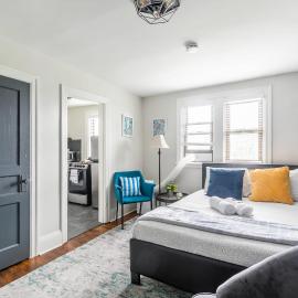 Prime Studio Near Gore Park & GO Station with Parking