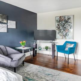 Prime Studio Near Gore Park & GO Station with Parking