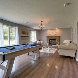 1 Mi to Lakes: Family Pocono Home w/ Yard & Deck!, hotel em Long Pond
