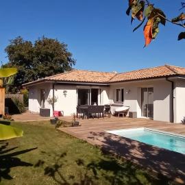 Villa Océan, environnement calme avec piscine chauffée 10 min de l'océan, hotel in Le Porge