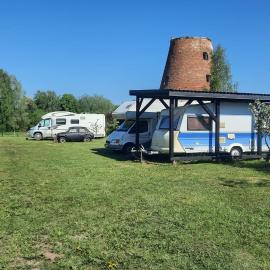 Camping Prie Malūno، فندق في Žagarė