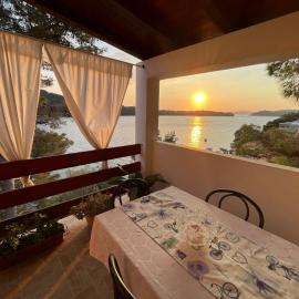 Lovely apartments on the private Beach - island Korčula、プリズバのホテル