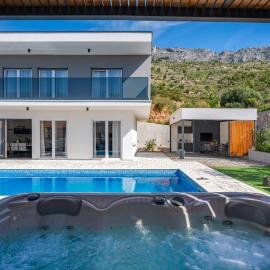Villa Hill with private 32sqm heated pool and hydro-massage, 4 en-suite bedrooms, 200m from the sandy beach, hotel u Dućama