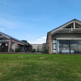 Hilltop House, מלון בליידיסמית
