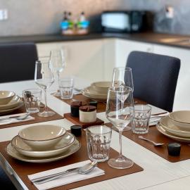 Experience A Cozy Getaway - Modern Apartment - Fast Wifi - Free Parking - 19 km to Pulpit Rock, hotel in Strand