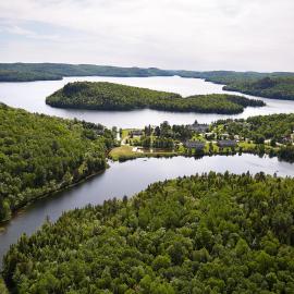 Auberge du Lac-à-l'Eau-Claire, хотел в Сен-Алексис-де-Мон