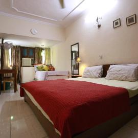 Spacious Room in 2 BHK Flat walking from Metro in Noida, хотел в Ноида