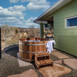 Pitchner Place Hot Tub Under the Stars Creek Tr, hotel in Cornville